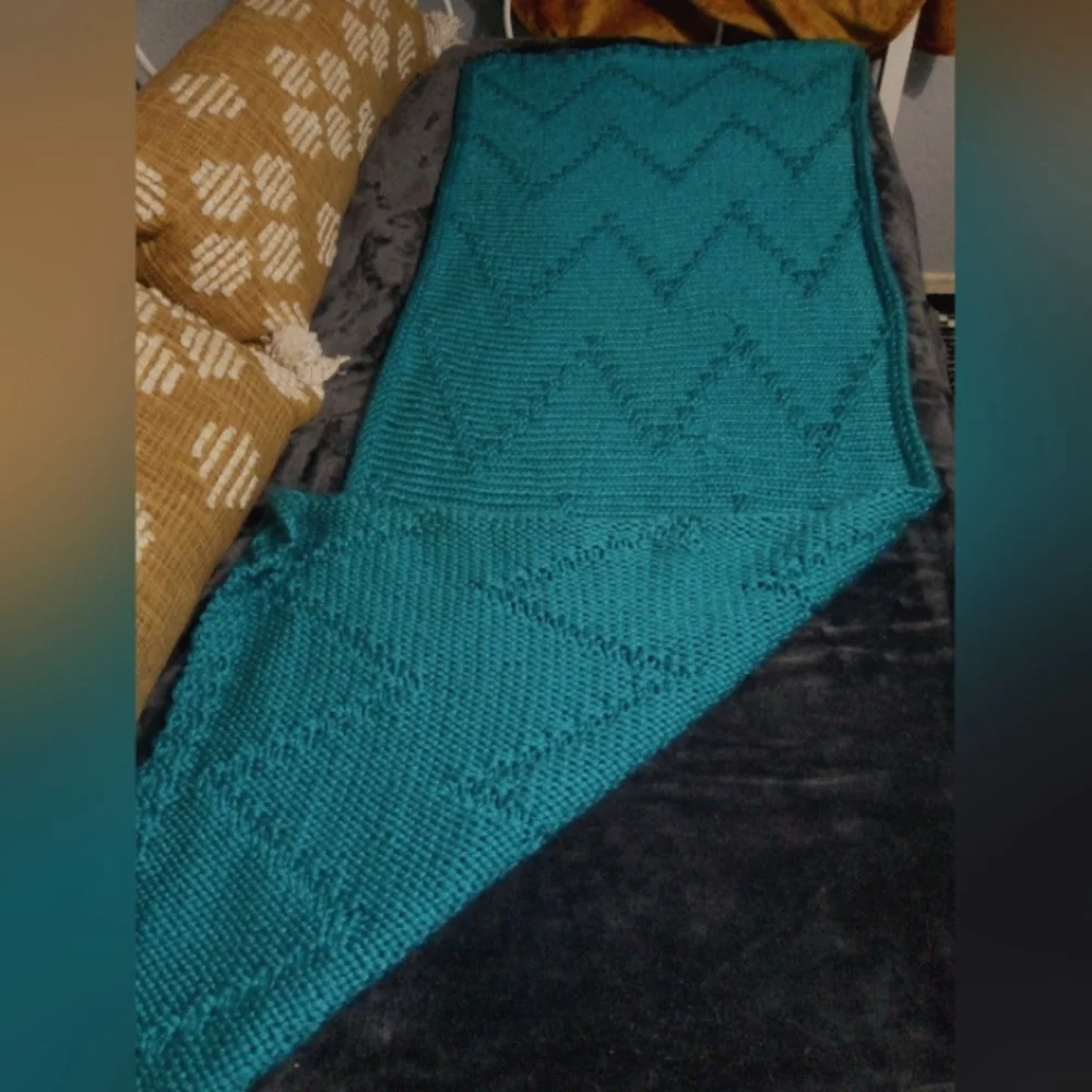 Hand Knit Thick Chevron Bed Runner in Bluebird Blue 26x64in. NEW